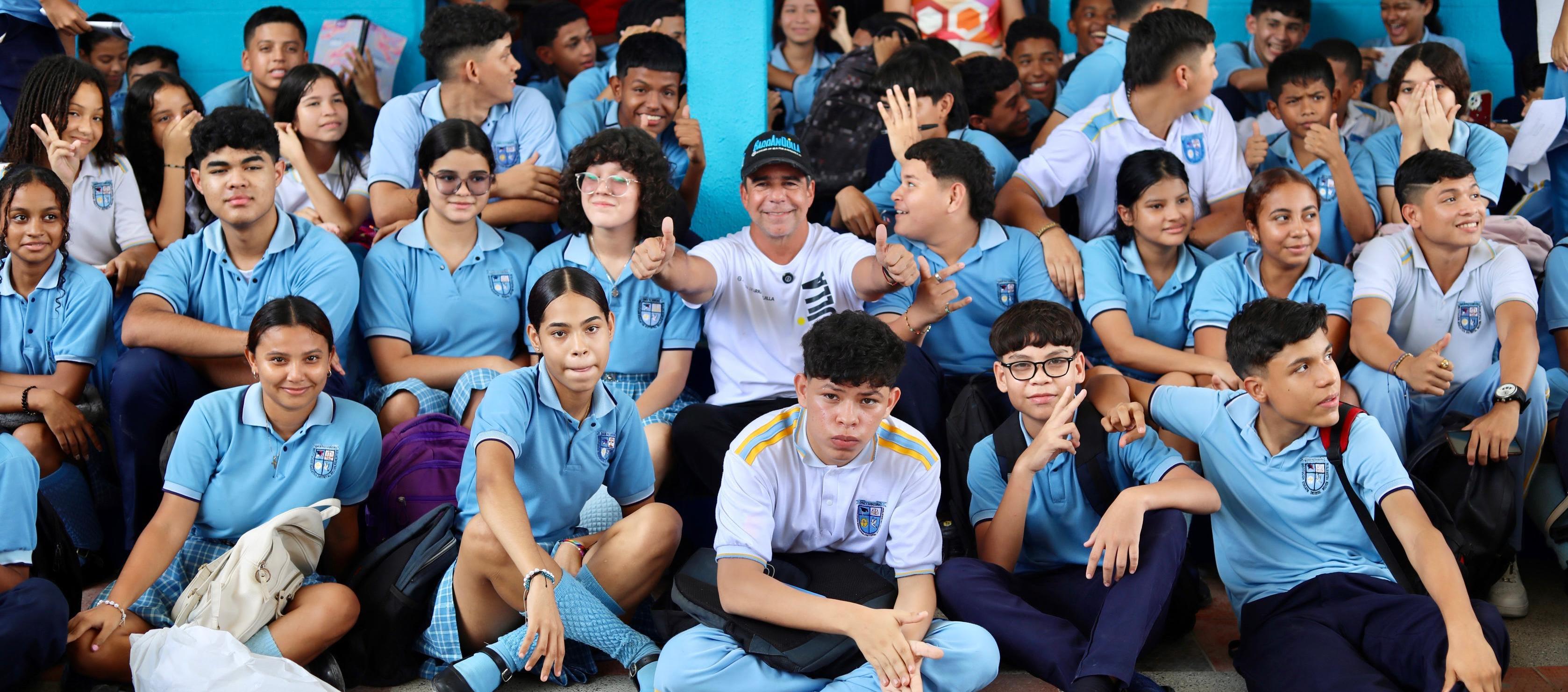 El alcalde Alejandro Char junto a varios estudiantes. 