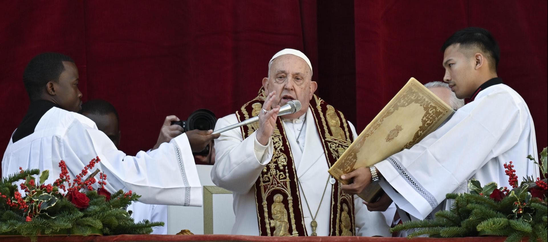 El Papa Francisco preside la Misa del Gallo en la Basílica de San Pedro.
