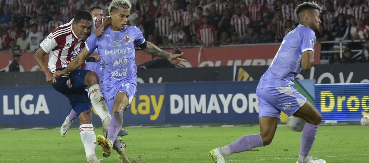 Carlos Bacca marca uno de sus goles al Tolima que le dio el paso a la final a Junior en diciembre de 2023.