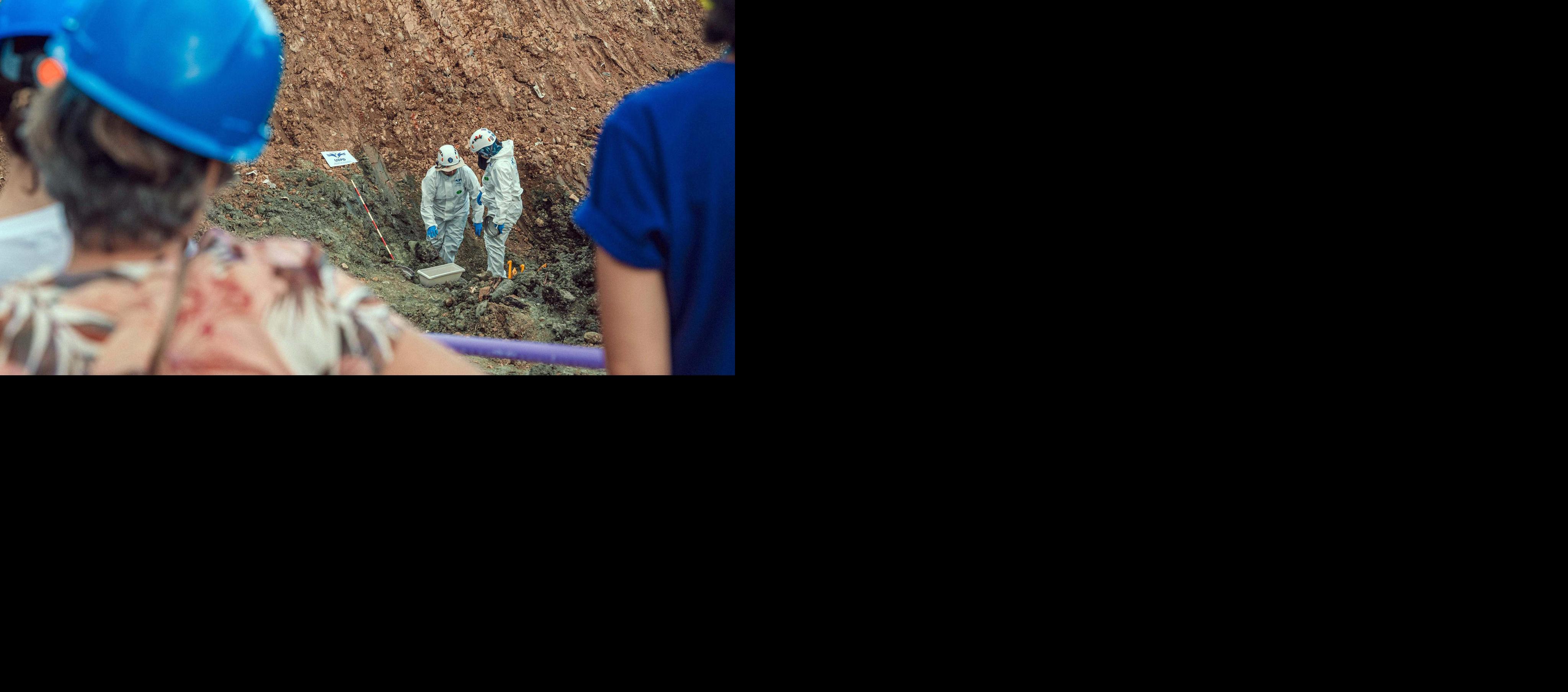 Equipo técnico removiendo tierra en busca de restos humanos.