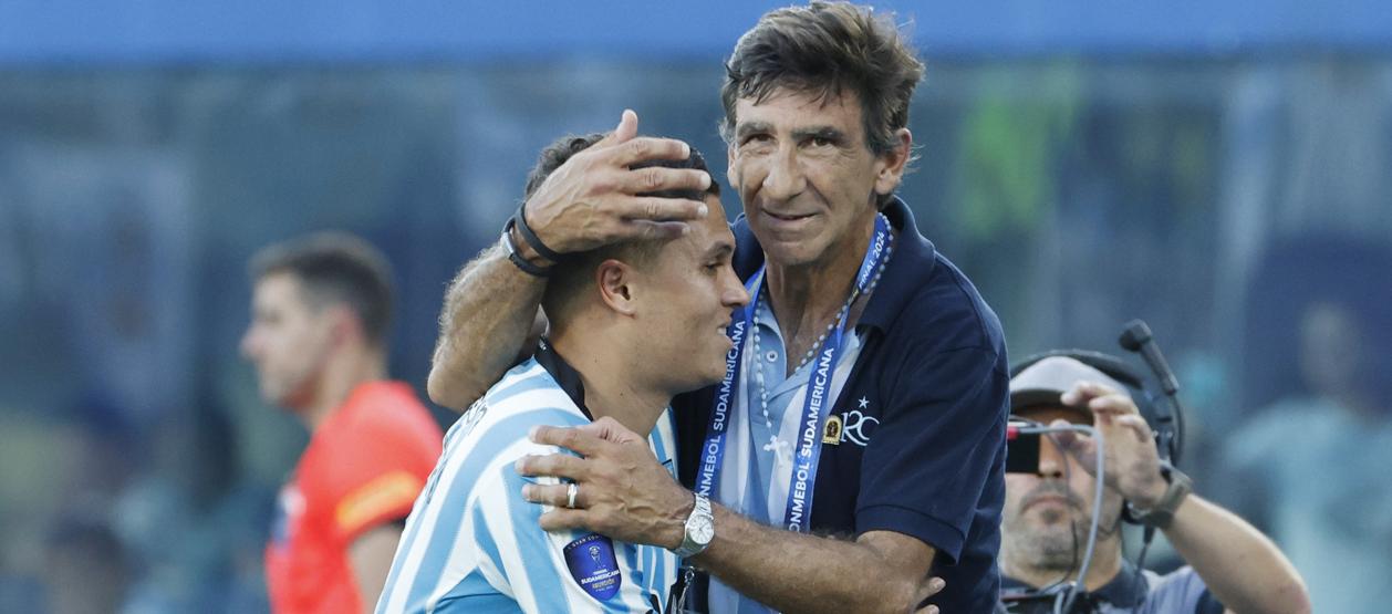 Juan Fernando Quintero y Gustavo Costas festejando uno de los triunfos de Racing.