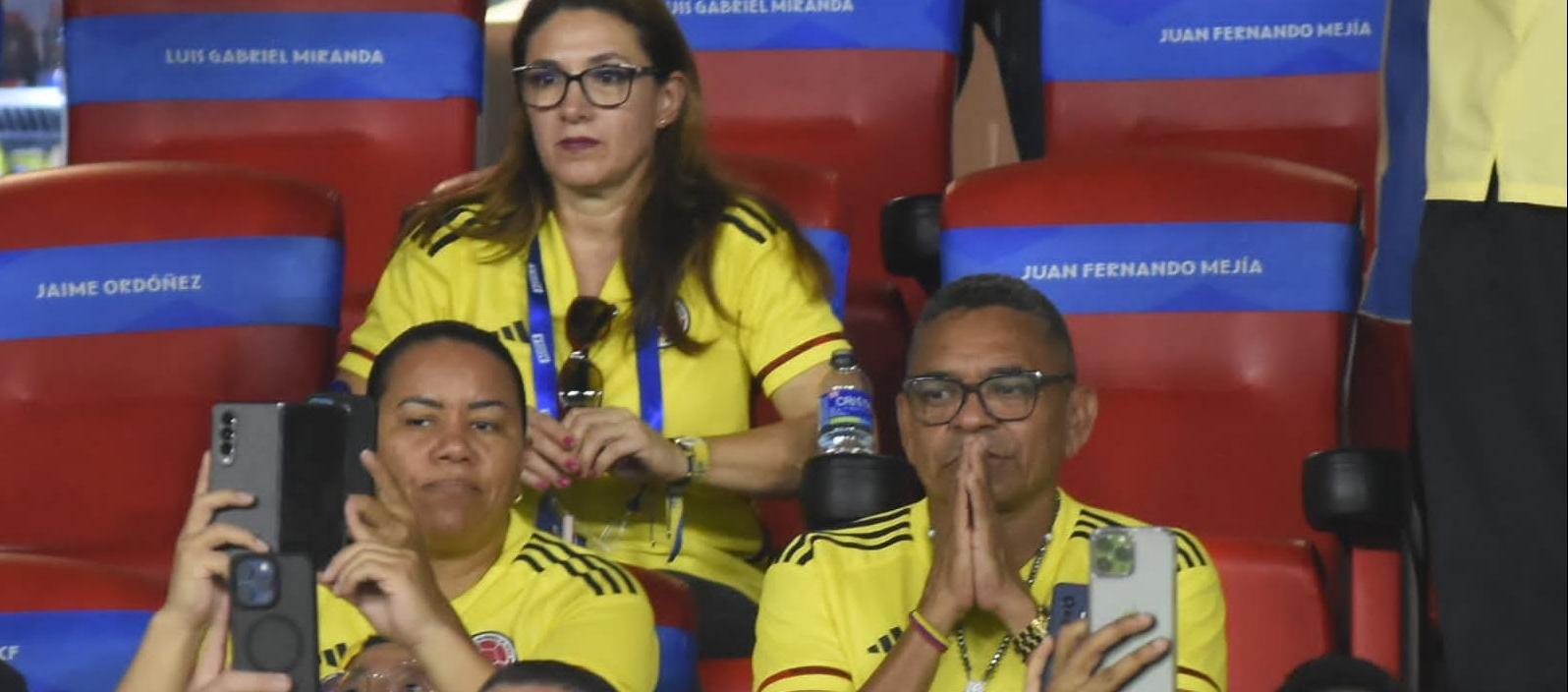 'Mane' Díaz acompañado de su esposa Cilenis Marulanda, en las tribunas del estadio Metropolitano.