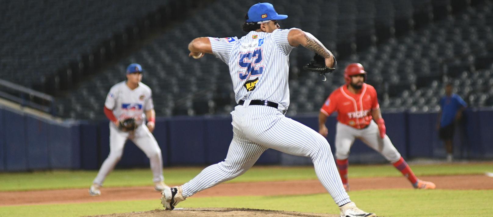 Jhordany Mezquita lanzó cinco entradas y fue el pitcher ganador. 