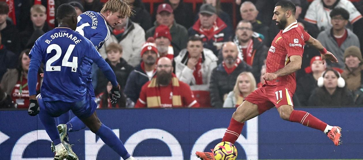 El egipcio Mohamed Salah en la acción donde marcó el tercer gol del Liverpool.