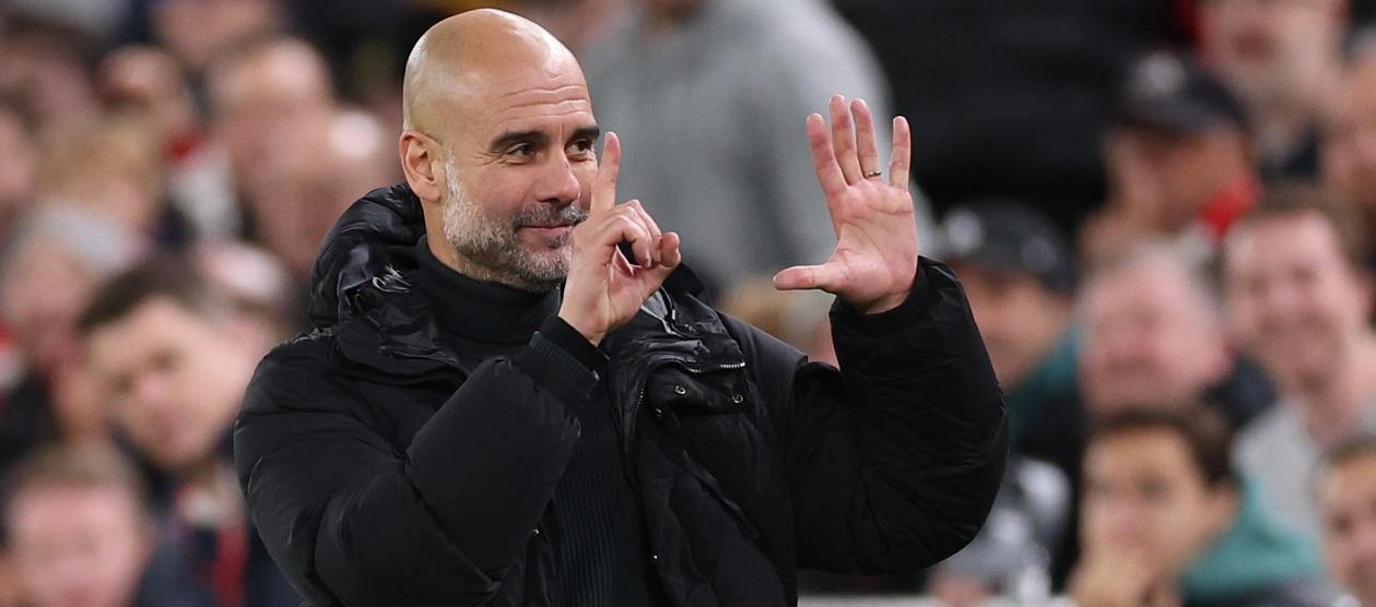 Pep Guardiola con su gesto hacia los aficionados del Liverpool. 