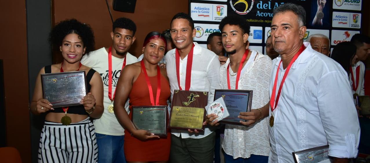 El futbolista Carlos Bacca, mejor deportista de 2023, con otros galardonados.