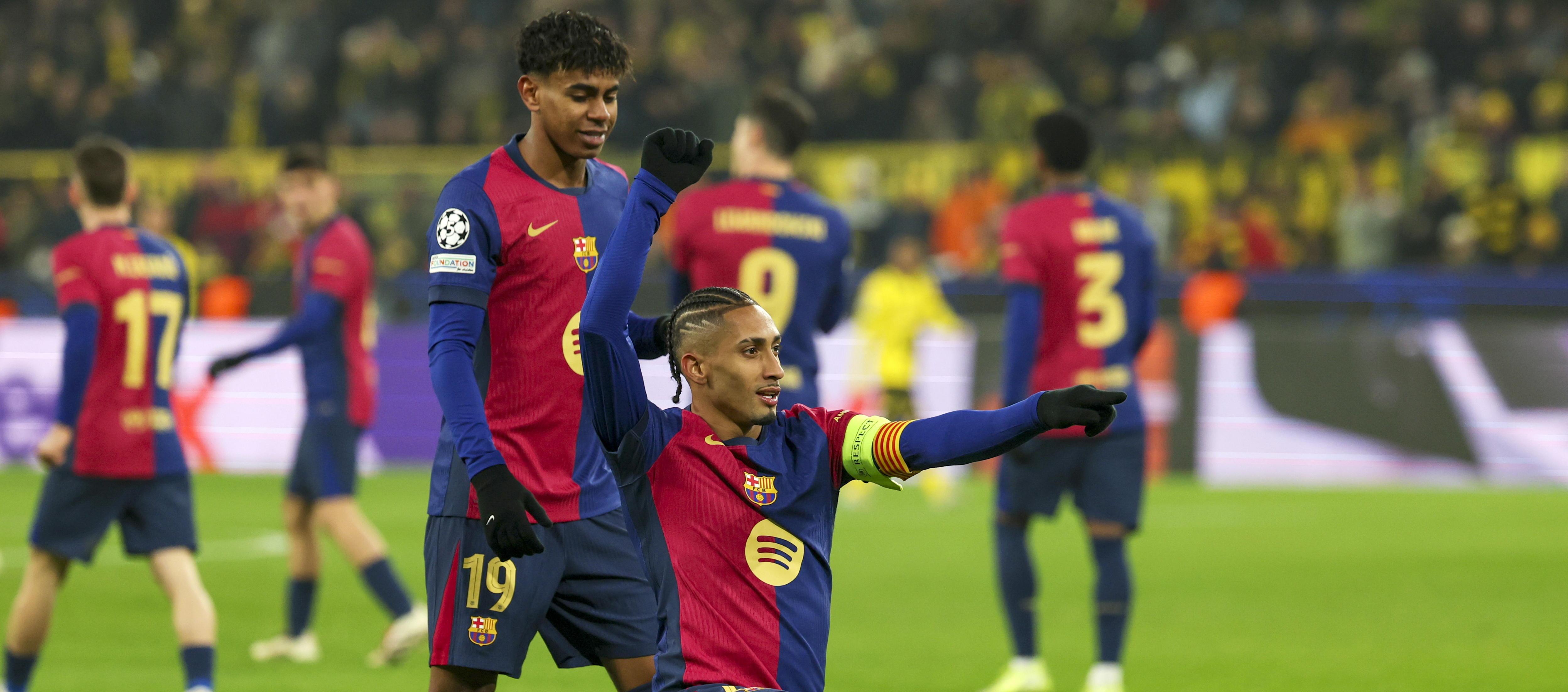 El brasileño Raphinha celebra tras marcar el primer gol del Barcelona. 