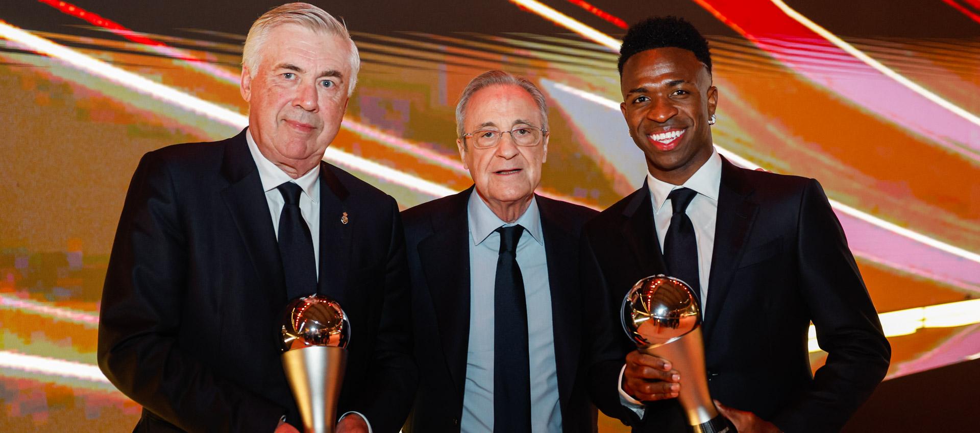 Carlo Ancelotti, Florentino Pérez y Vinicius Junior durante la premiación.