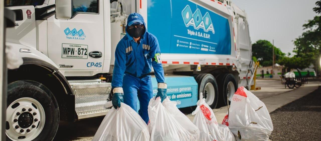 Operario de Triple A durante la recolección de residuos. 