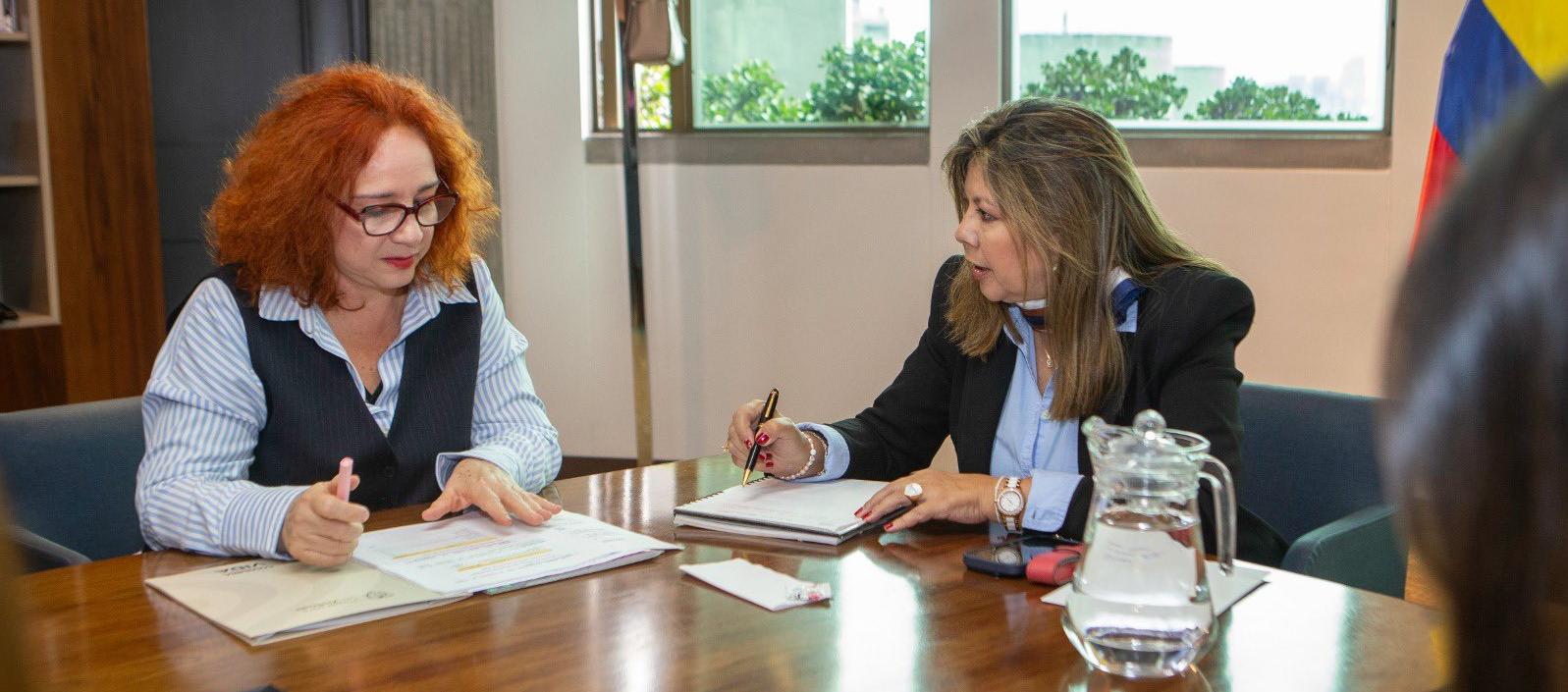 Reunión entre la directora de la Unidad para las Víctimas, Lilia Solano, y la fiscal Luz Adriana Camargo.
