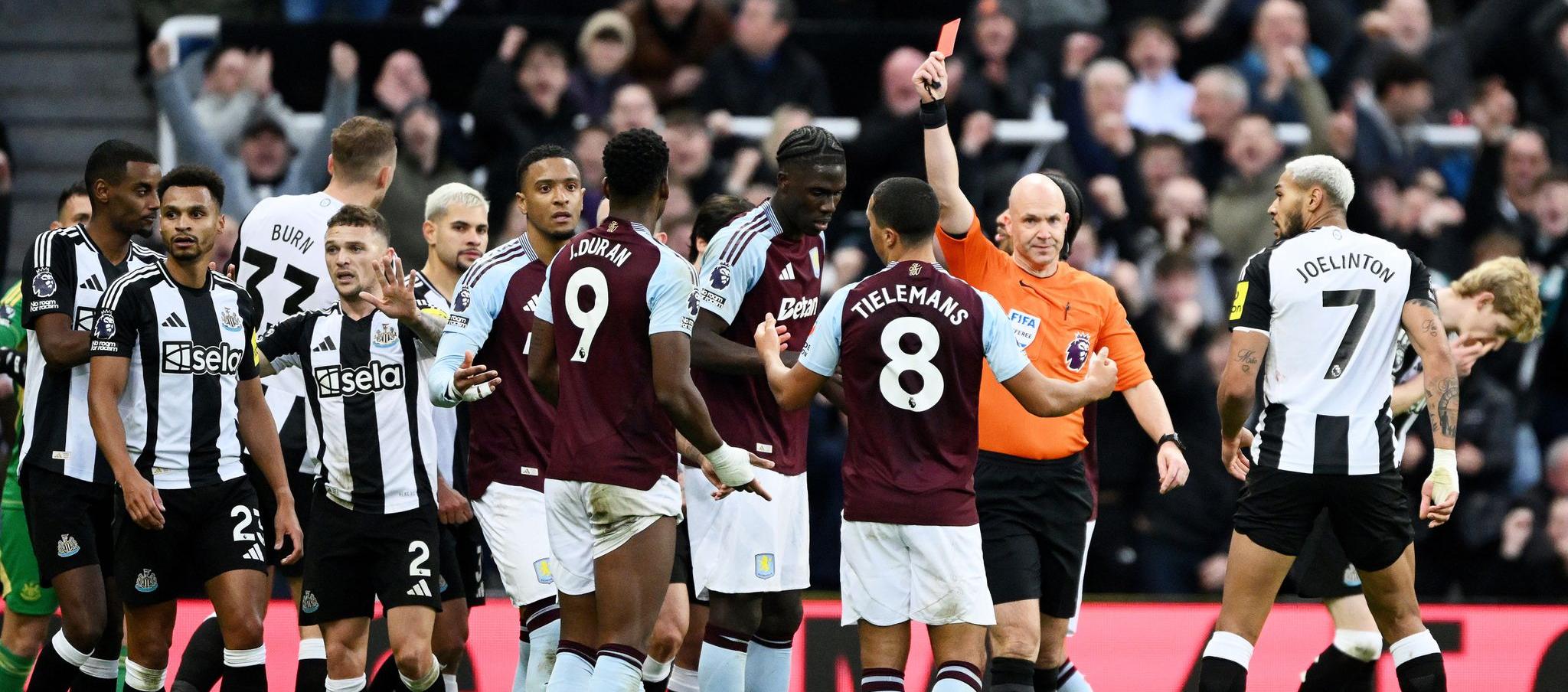 Jhon Jáder Durán recibe el cartón rojo de parte del árbitro Anthony Taylor. 