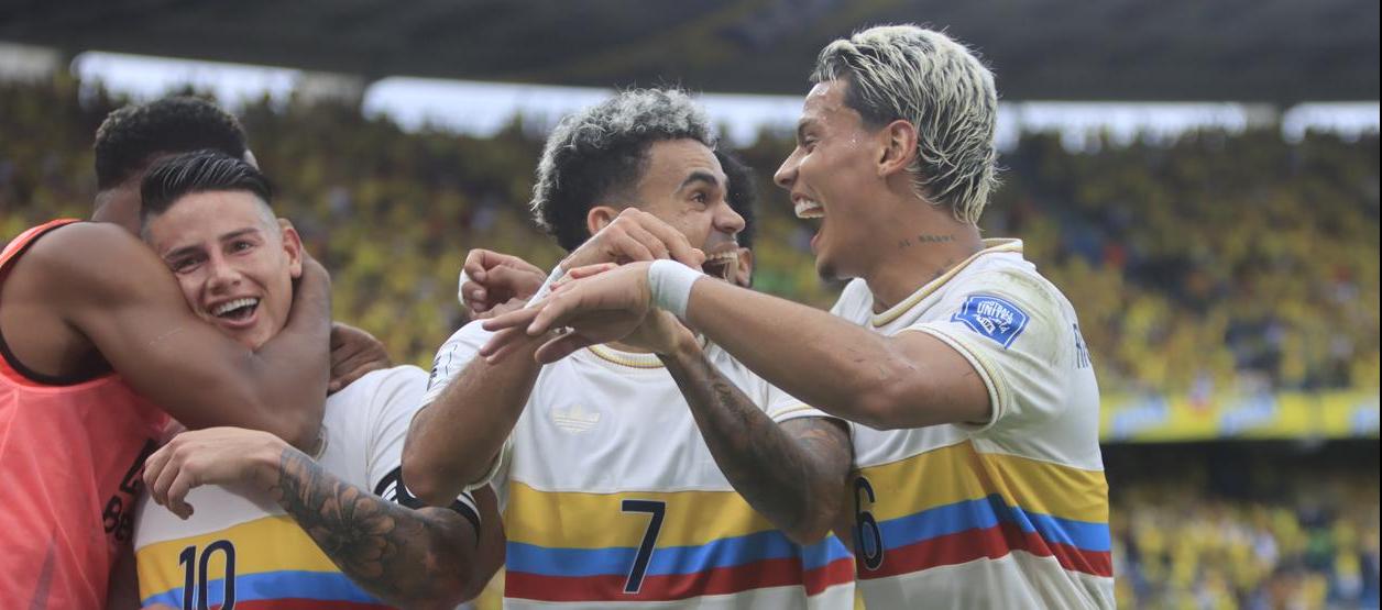 James Rodríguez, Luis Díaz y Richard Ríos celebran un gol con la selección.