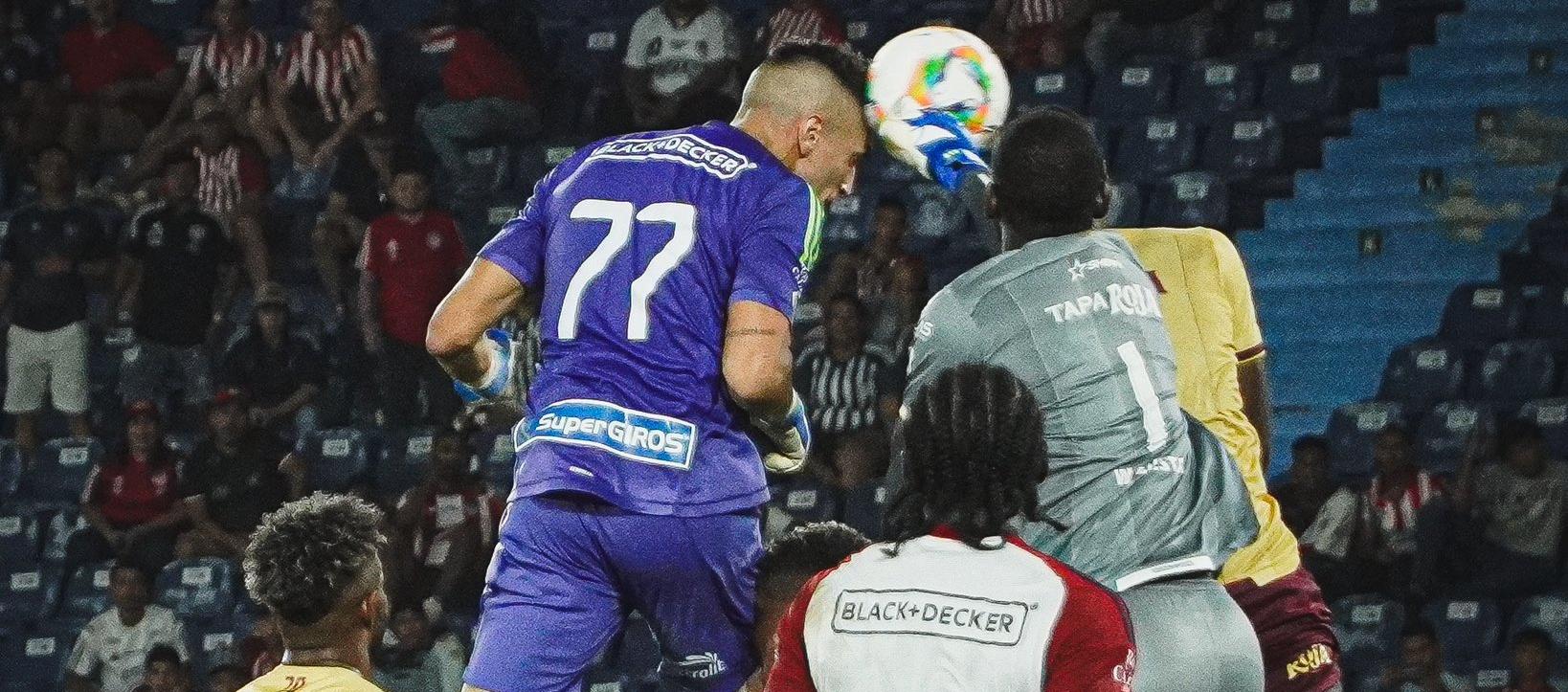 El cabezazo de Santiago Mele que antecedió al gol de Emmanuel Olivera.