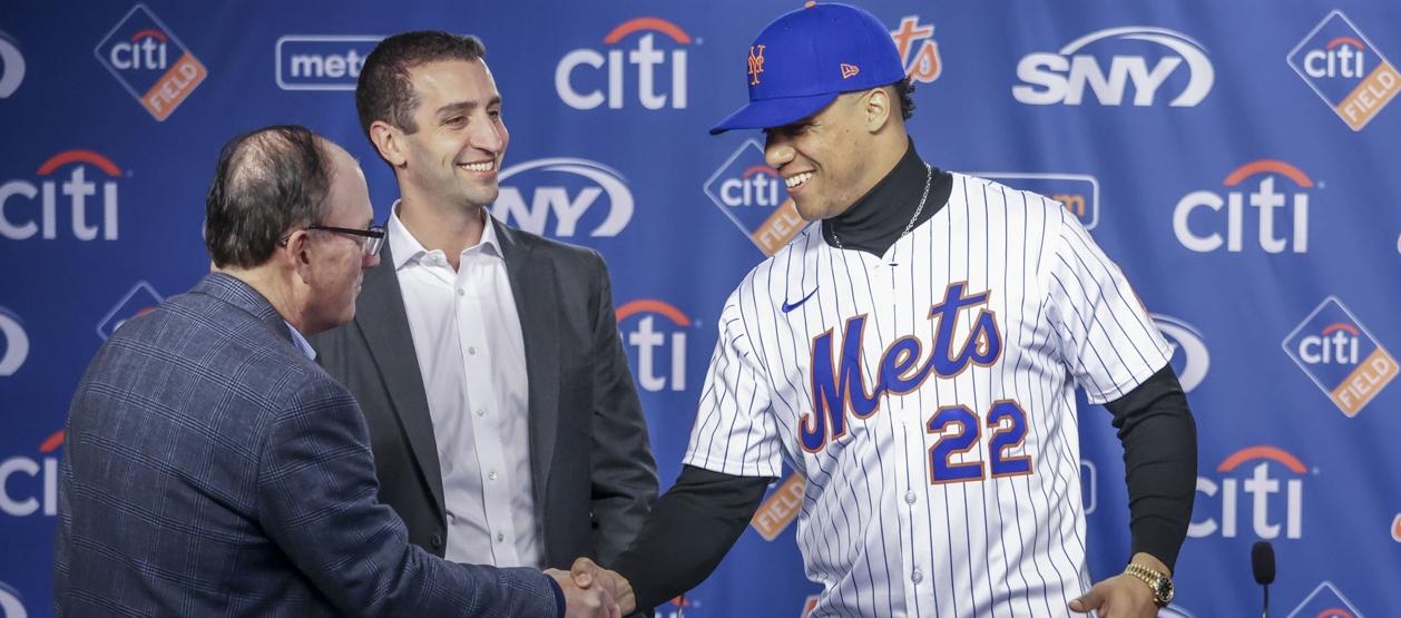 Juan Soto estrecha la mano del dueño de los Mets, Steve Cohen. 