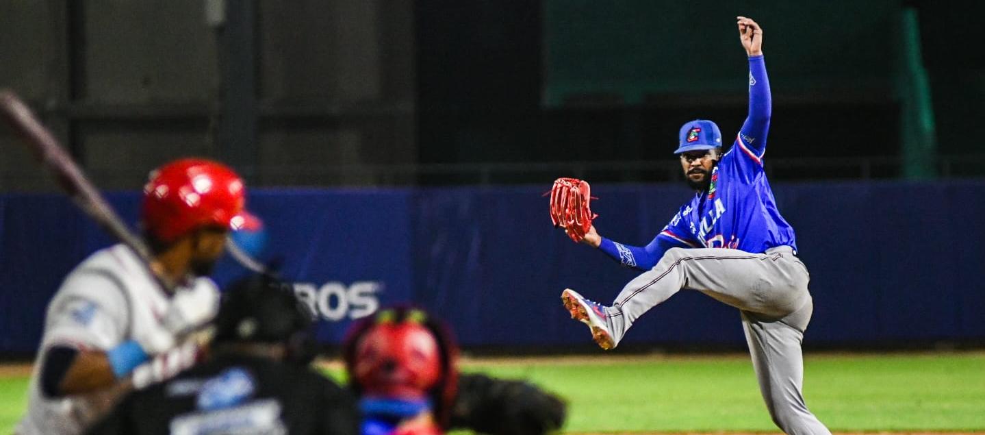 El pitcher dominicano Édison Suriel durante el juego contra Tigres. 