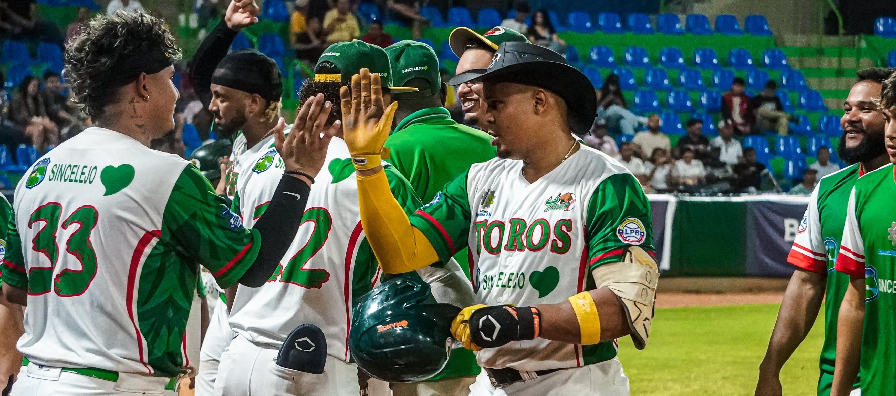Toros logró su tercera victoria de la temporada sobre Caimanes. 