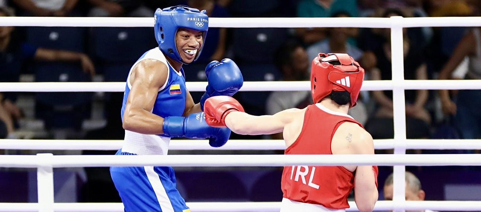 Angie Valdés (azul) en un combate en los Juegos Oímpicos de París.