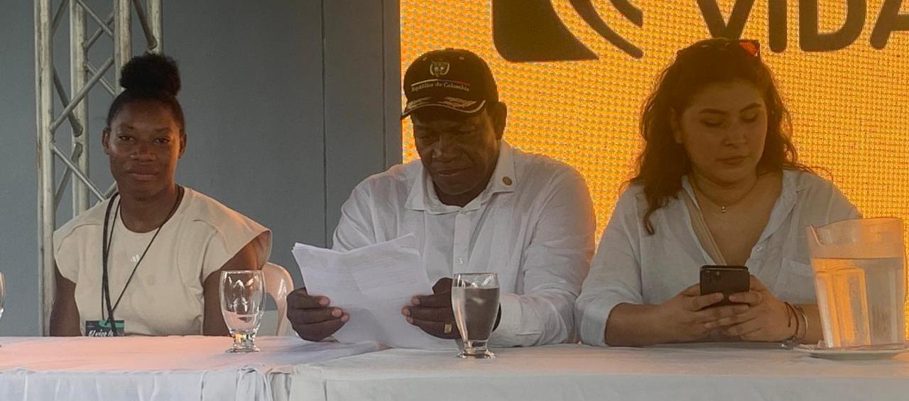 La boxeadora Angie Valdés con el viceministro del Deporte Manuel Palacios. 