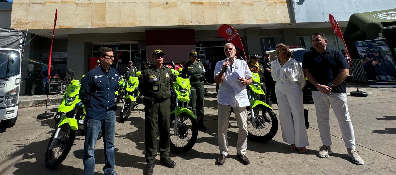 El gobernador Eduardo Verano entregó vehículos a la Policía del Atlántico. 