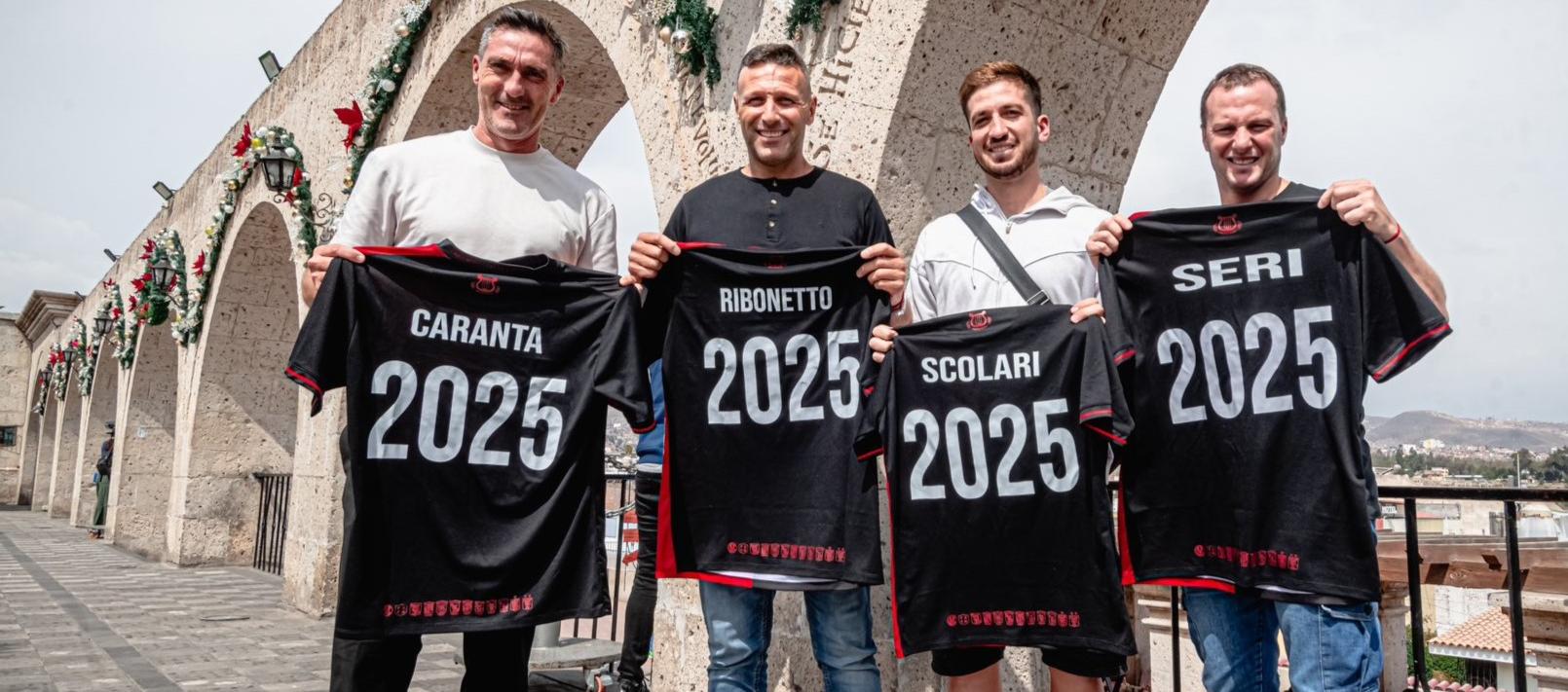 Walter Ribonetto con sus compañeros de cuerpo técnico. 