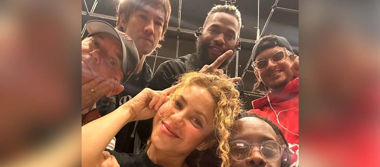 Shakira y sus músicos. 