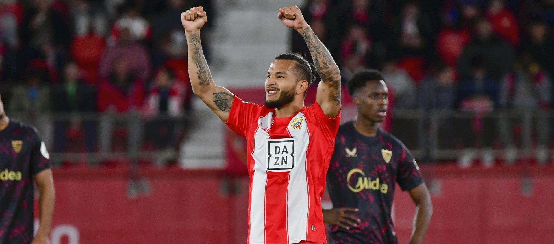 Luis Suárez celebrando uno de sus goles en el partido.