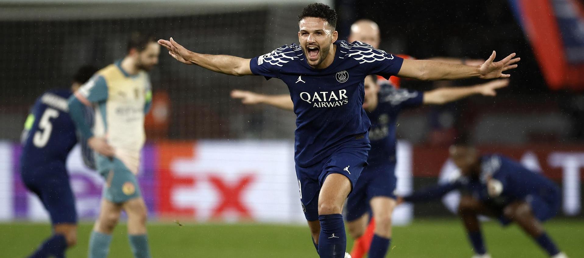 Goncalo Ramos festejando el cuarto gol, y atrás, se lamenta Bernardo Silva.