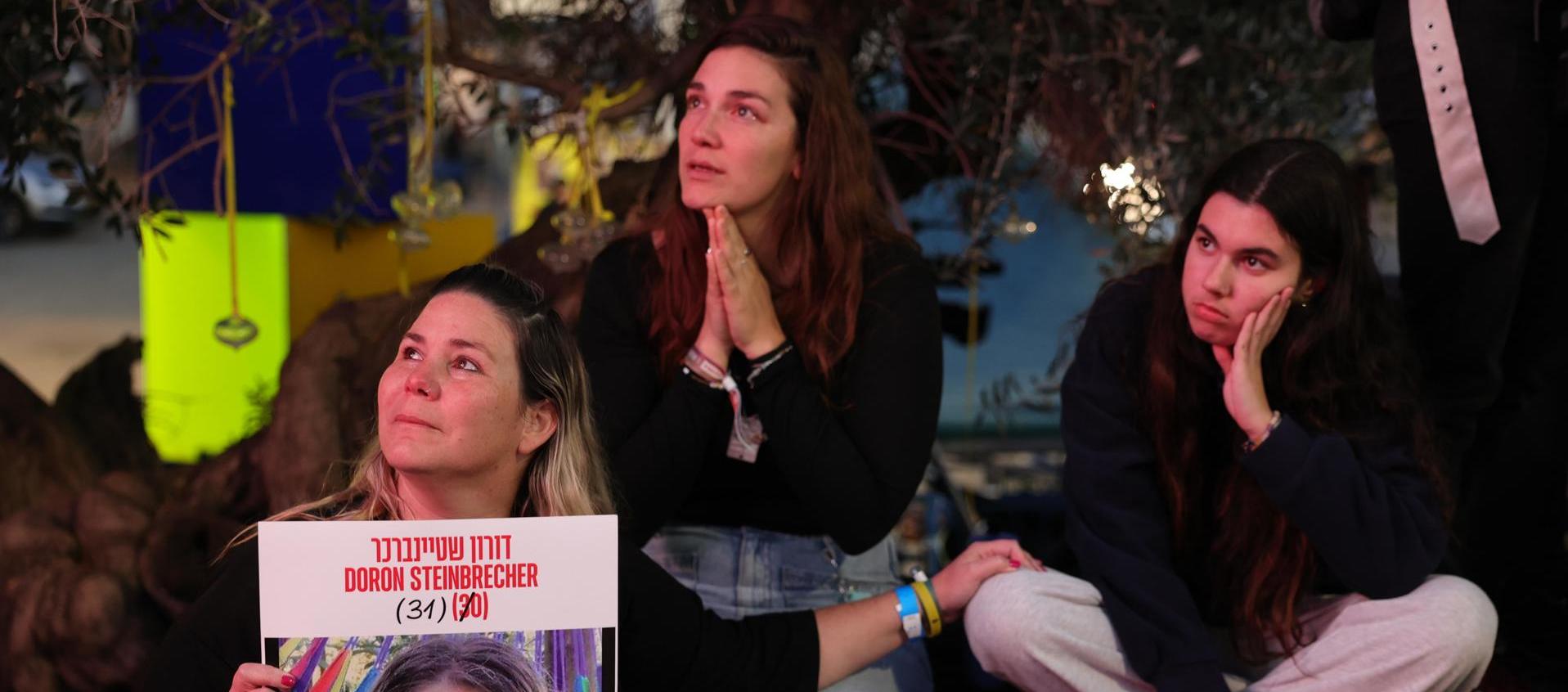 Manifestantes pidiendo por la libertad de rehenes.