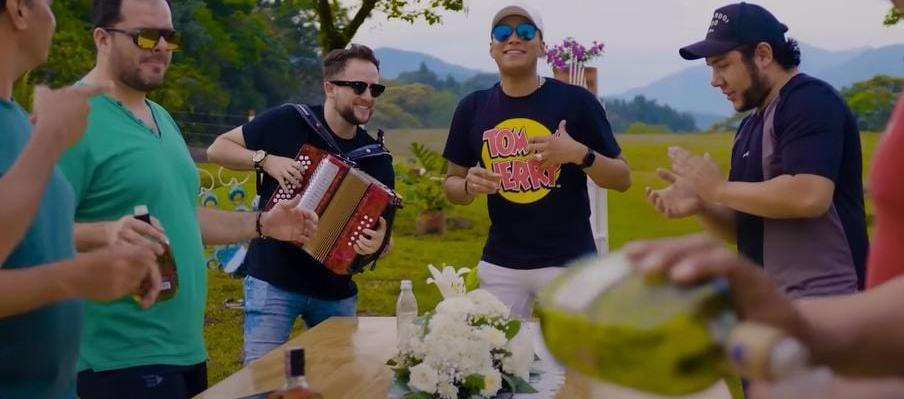‘El puma del vallenato’ y el acordeonero Harold Ortega, en el video de 'Coqueta' en vallenato.