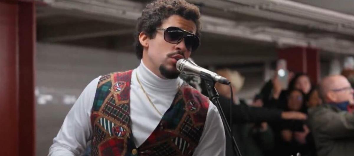 Bad Bunny durante el concierto en el metro. 