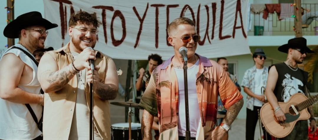 Alejandro Sanz y Grupo Frontera durante el rodaje del video.