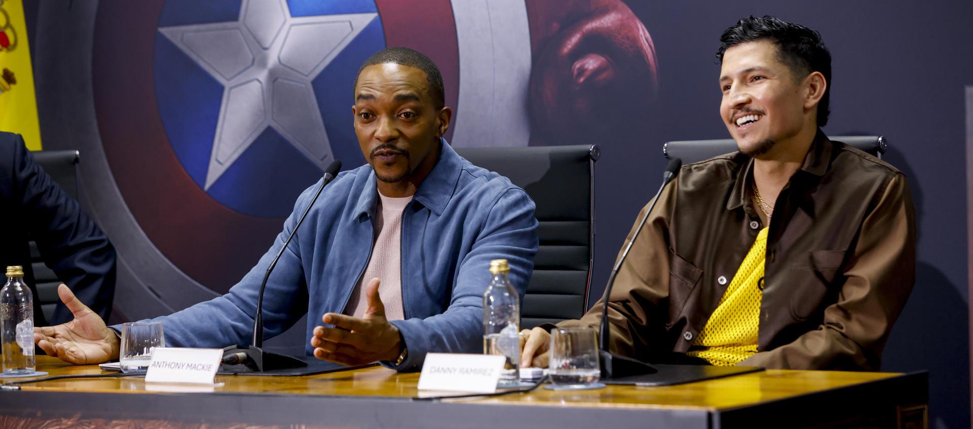 Los actores Anthony Mackie  y Danny Ramírez presentan en rueda de prensa.
