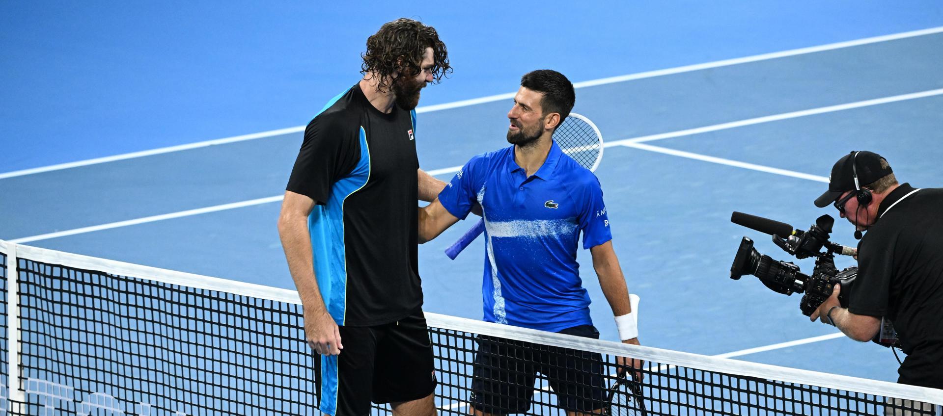 Novak Djokovic felicitando a Reilly Opelka por la victoria.