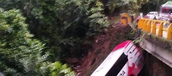 Estado en que quedó el bus tras el accidente.