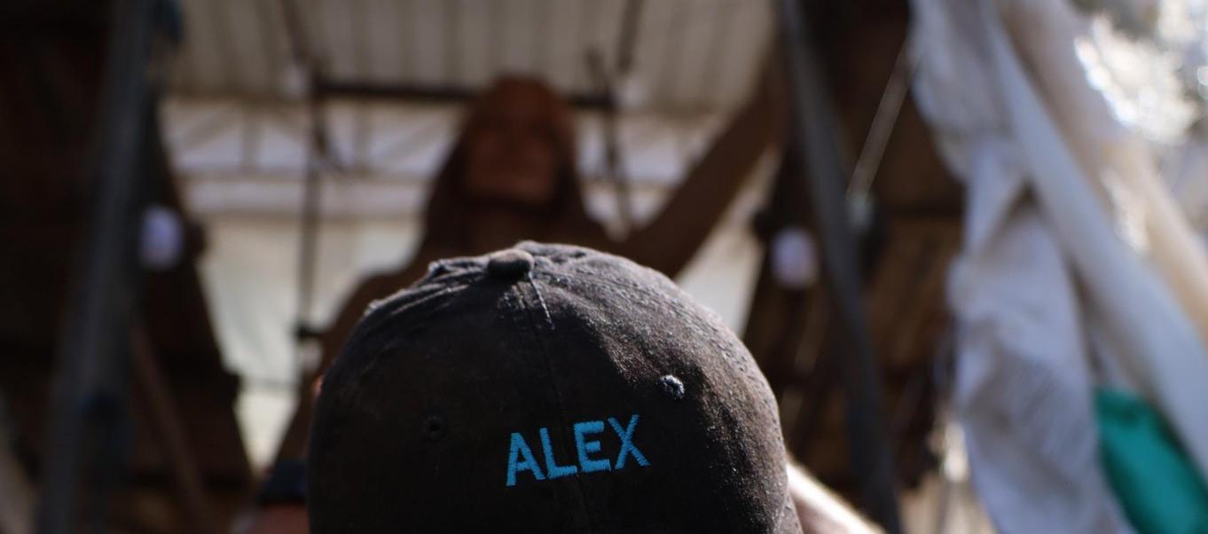 Alcalde de Barranquilla, Alejandro Char. Al fondo la estatua de La toty'. 