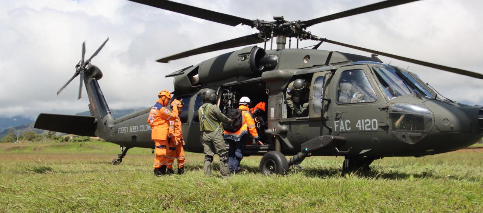 Autoridades transportando los cuerpos.