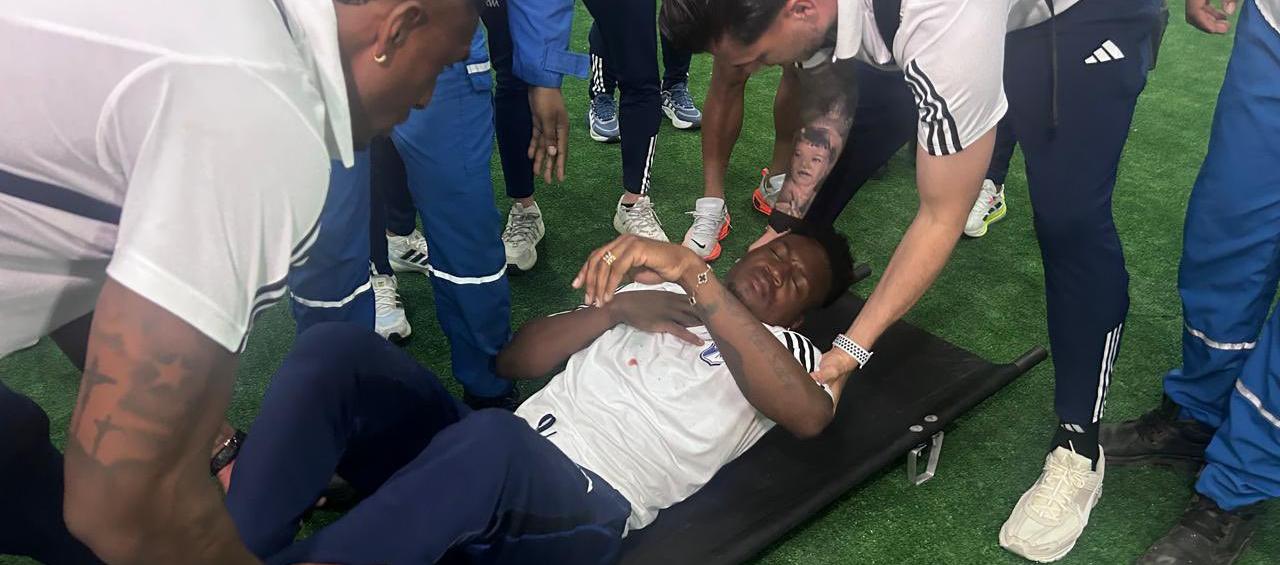 Iván Arboleda recibiendo atención médica. 