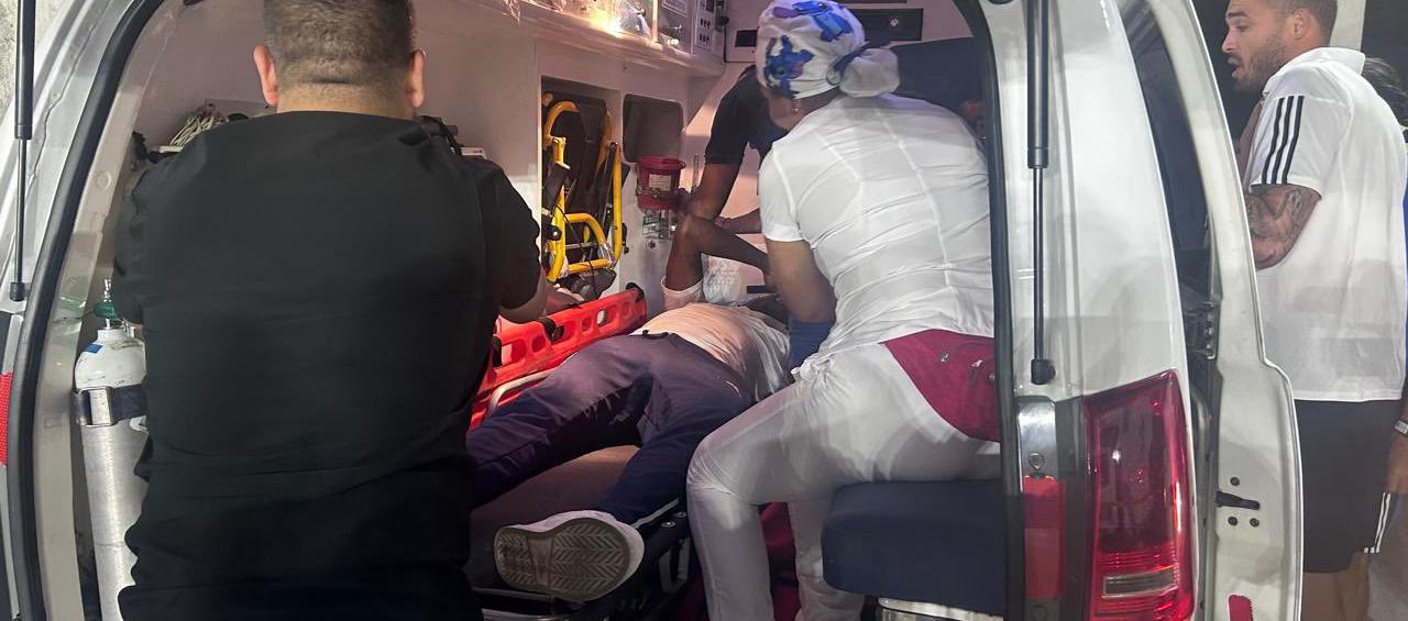 Momento en que el arquero suplente de Millonarios era atendido. 