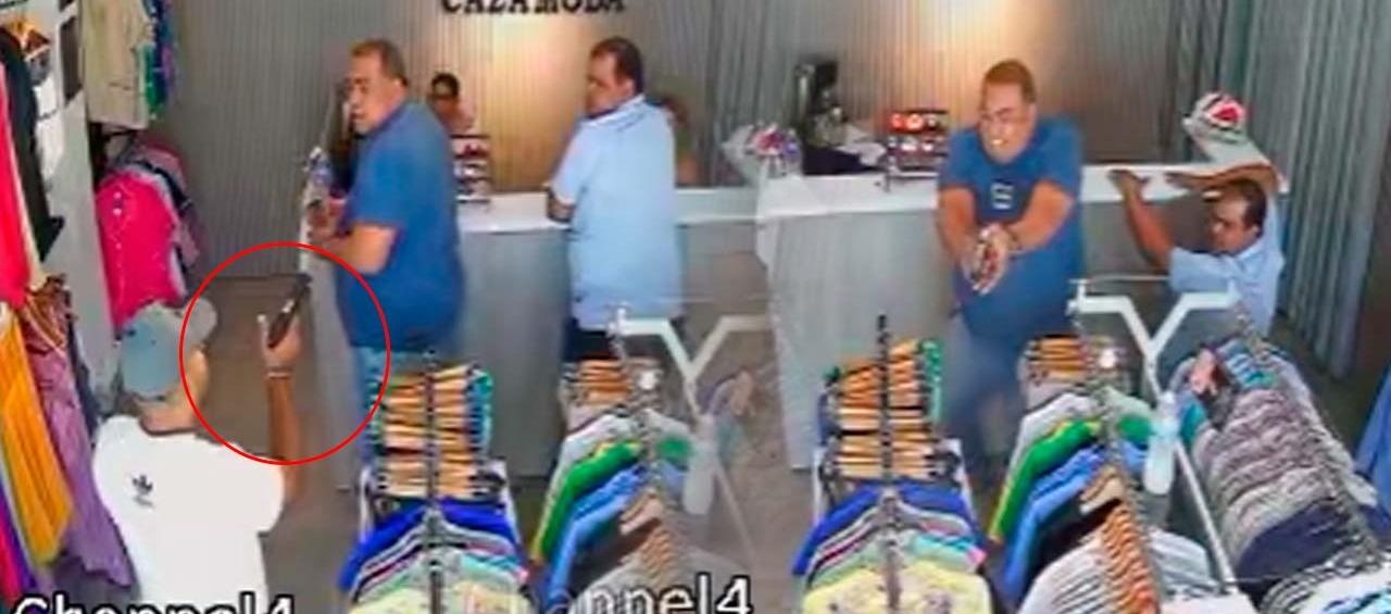 Momento del atraco y la respuesta a bala de la víctima.