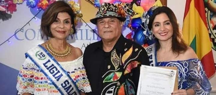 Alberto Martínez Pacheco y las reinas Ligia Salcedo y Kathia Nule.