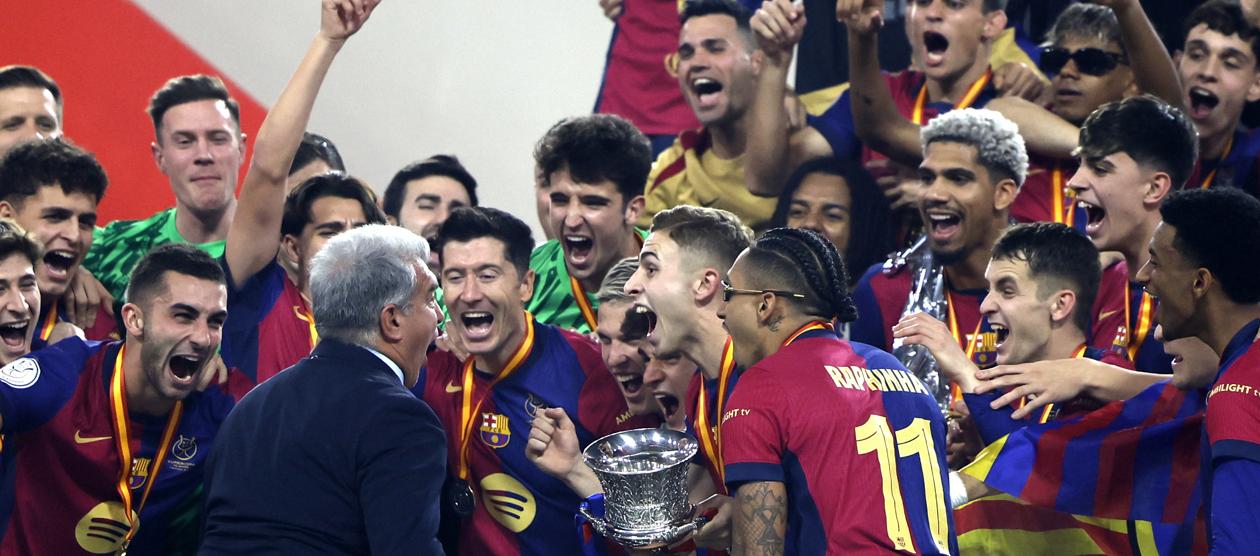 El presidente del FC Barcelona Joan Laporta, los jugadores y cuerpo técnico celebran la victoria con el trofeo