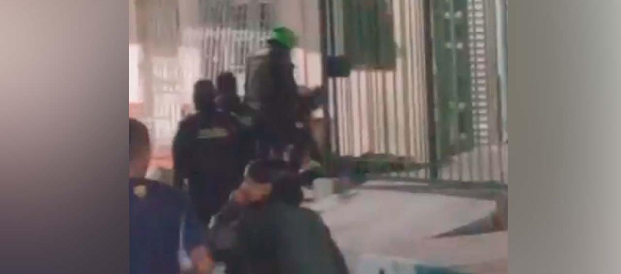 El policía fue auxiliado por varios compañeros. 