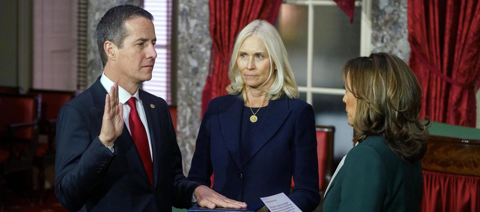 Bernie Moreno en el acto de posesión ante Kamala Harris