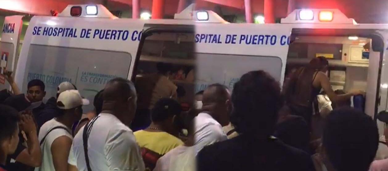 Heridos siendo trasladados en ambulancias.