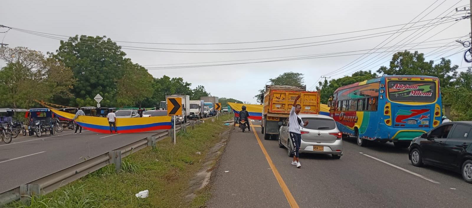 Aspecto del bloqueo de la vía, a la altura de Sabanagrande.