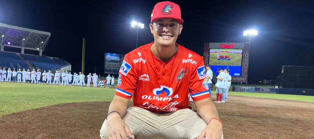 Darío Borrero con su premio.