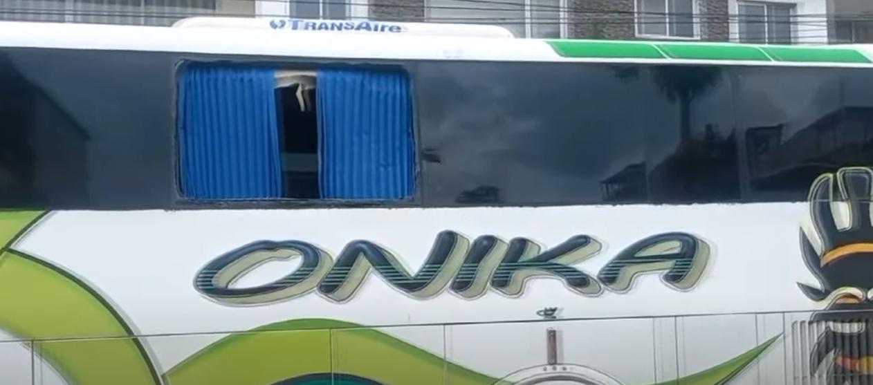 Bus después de ser afectado por la roca.