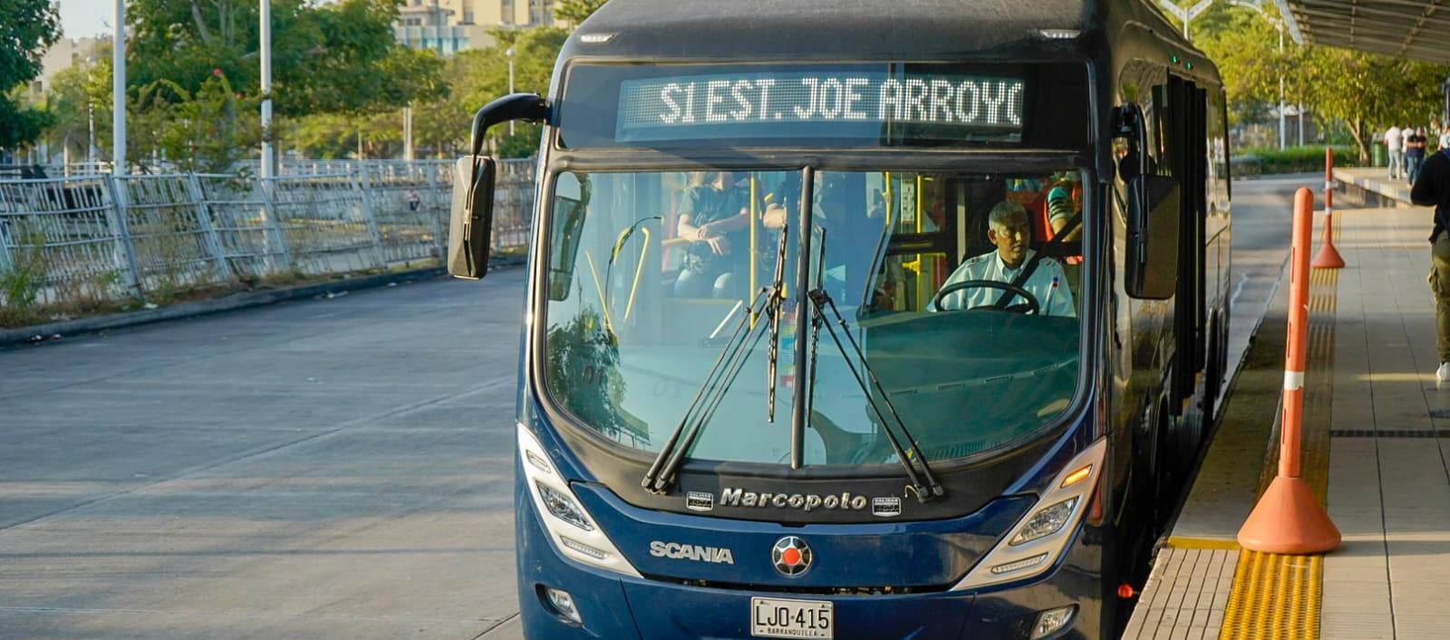 Uno de los nuevos buses saliendo de la estación Joe Arroyo.