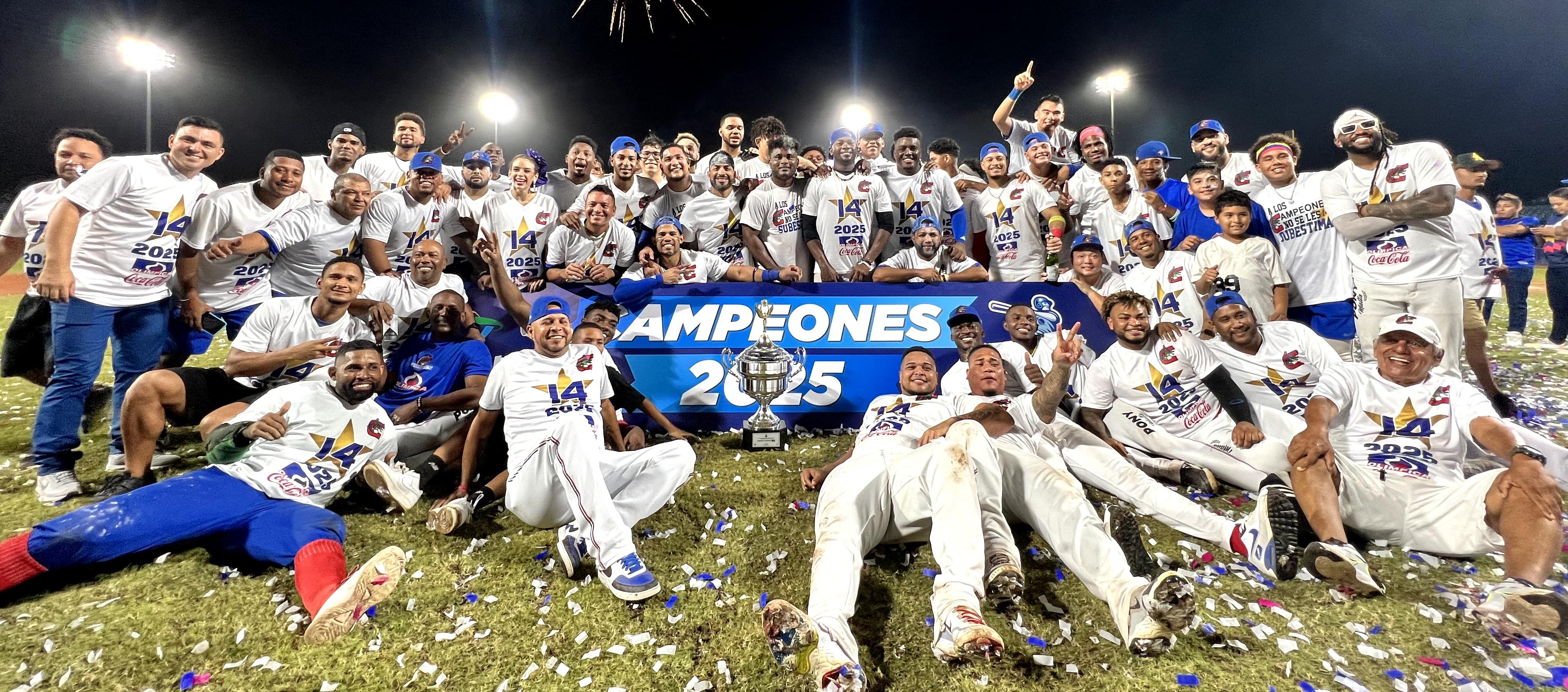 Plantilla de Caimanes celebrando el título.