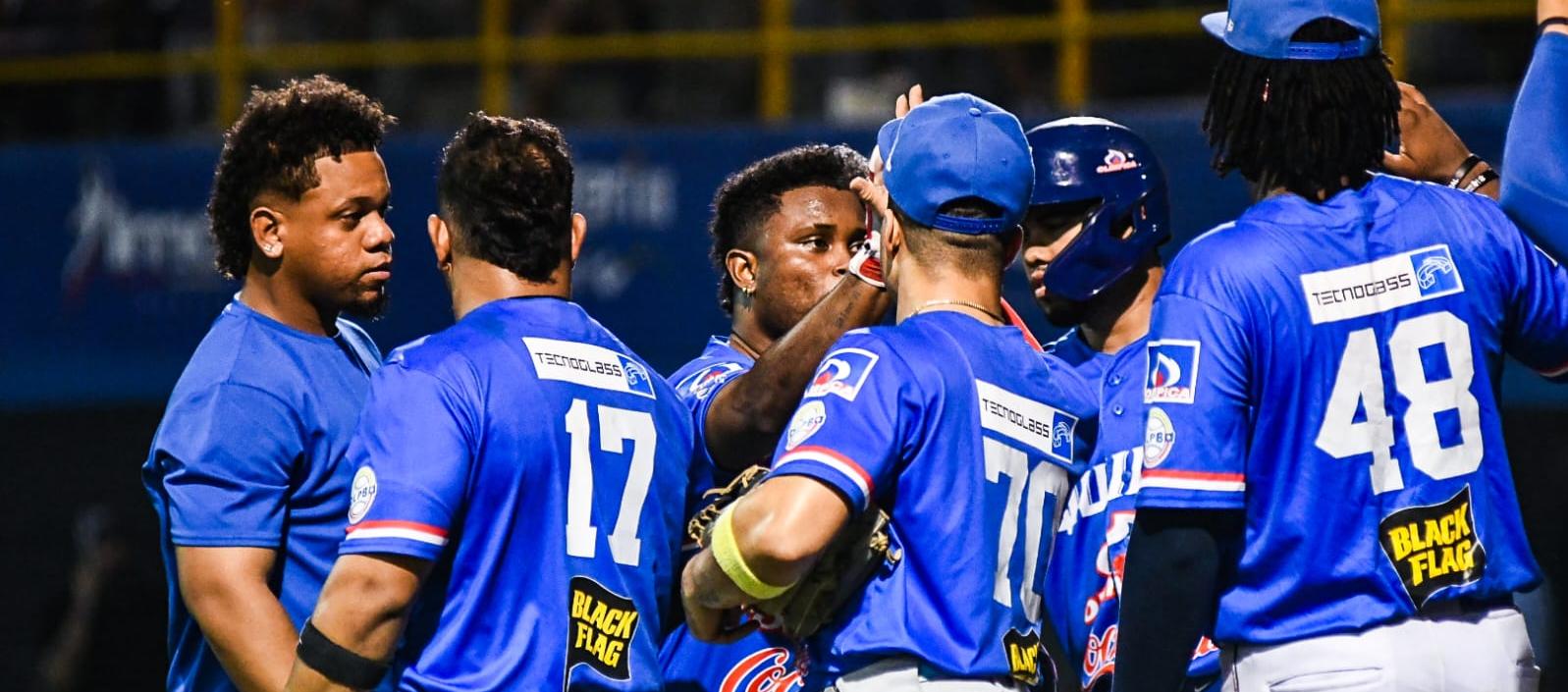 Dilson Herrera es felicitado por sus compañeros tras conectar un jonrón. 